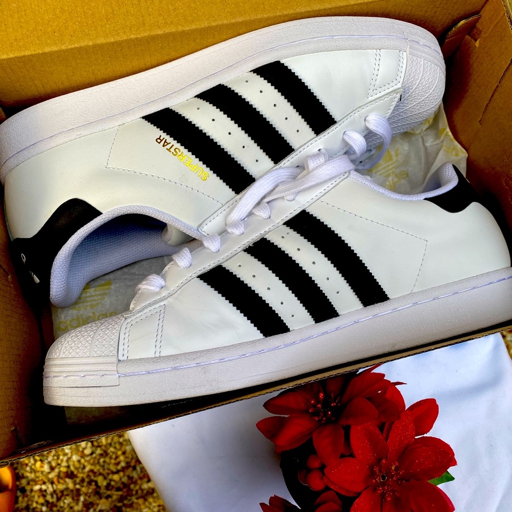 MAKE AN OFFER on this pair of Adidas Superstar